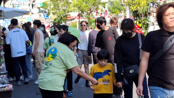 春節走入人群傳遞善念　志工發送《快樂之道》鼓勵正向生活1